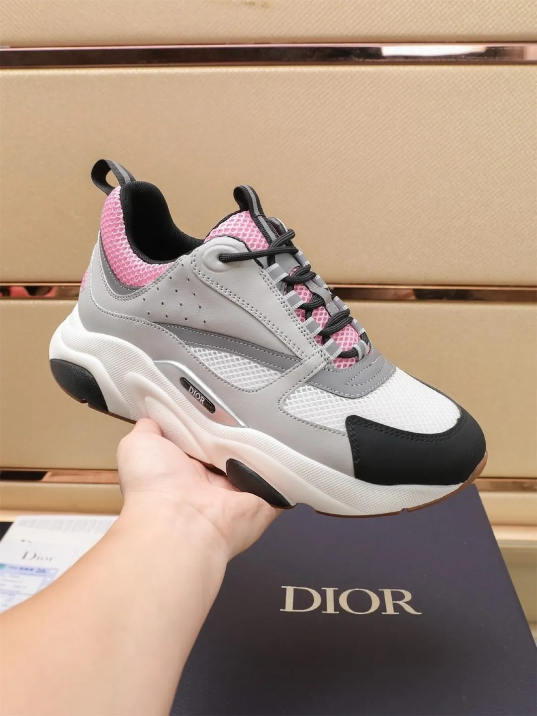 Men's shoes 💰P460💰【Dior】Dior✨ is online at the same time👏 This casual sneaker is a new product in the series and continues Di*r's classic style. The upper is made of original mesh and cow leather, with a two-color textured outsole, and the brand's iconic details on the rear collar and heel to enhance the style. Fashionable and versatile. Wear it with jeans or slacks for a casual look. Size: 38-44 (45 customized)